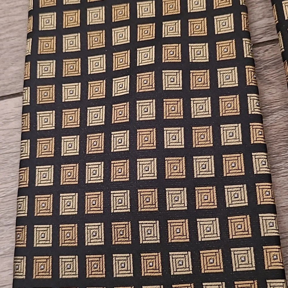 DONALD TRUMP Signature Collection Metallic Black Gold Square Mens‎ Silk Tie